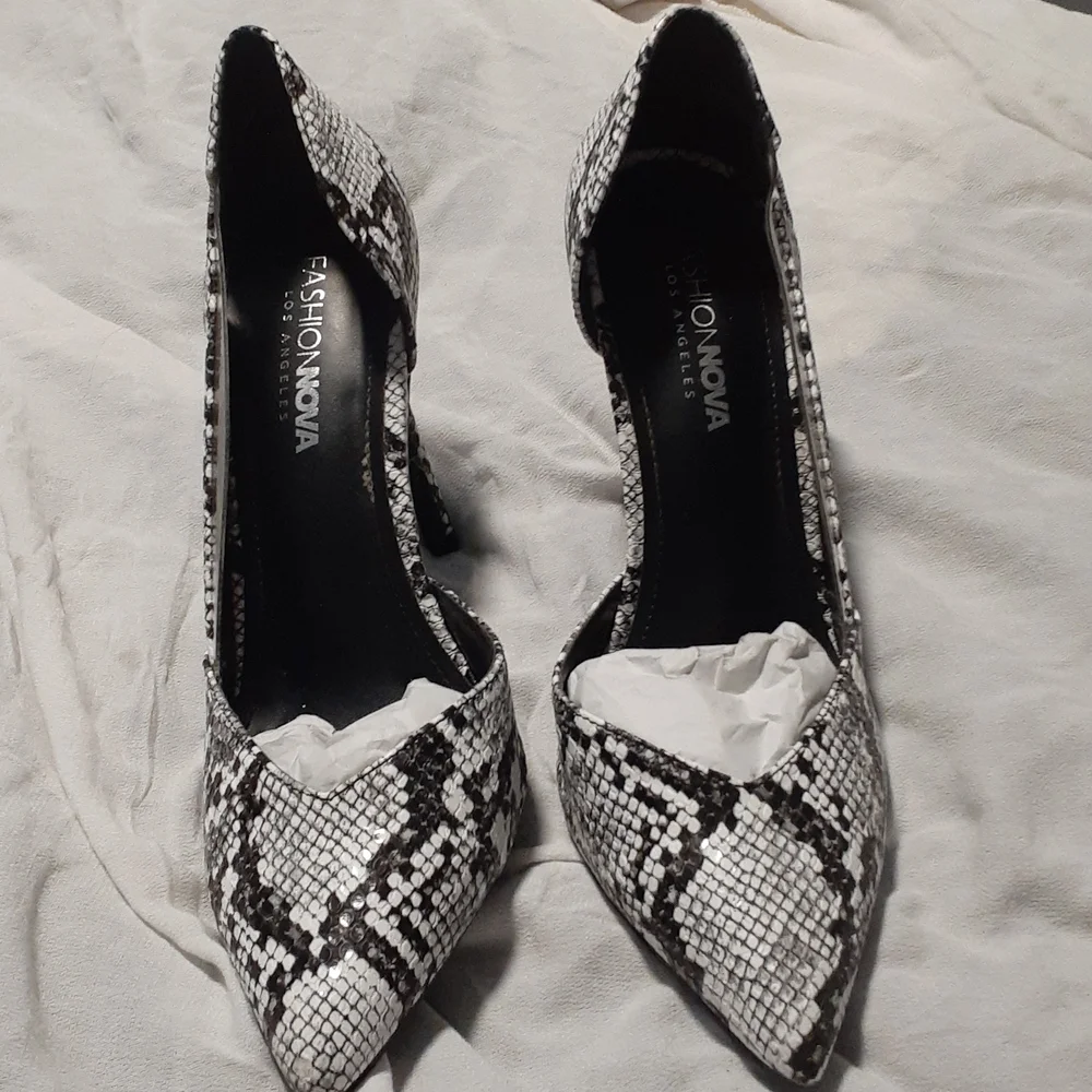 Fashionable snakeskin 8.5 heel shoes - Picture 4 of 11
